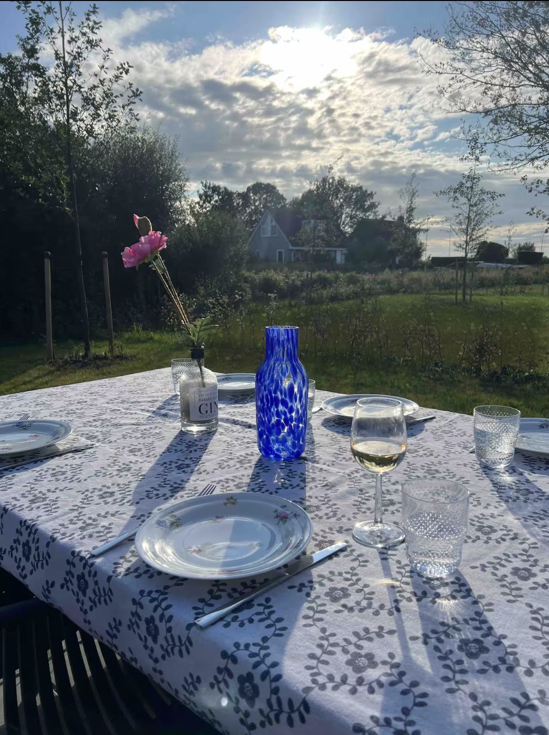 Gedekte buitentafel met uitzicht op de tuin