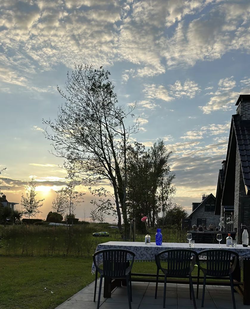 Gedekte tafel op het terras bij zonsondergang