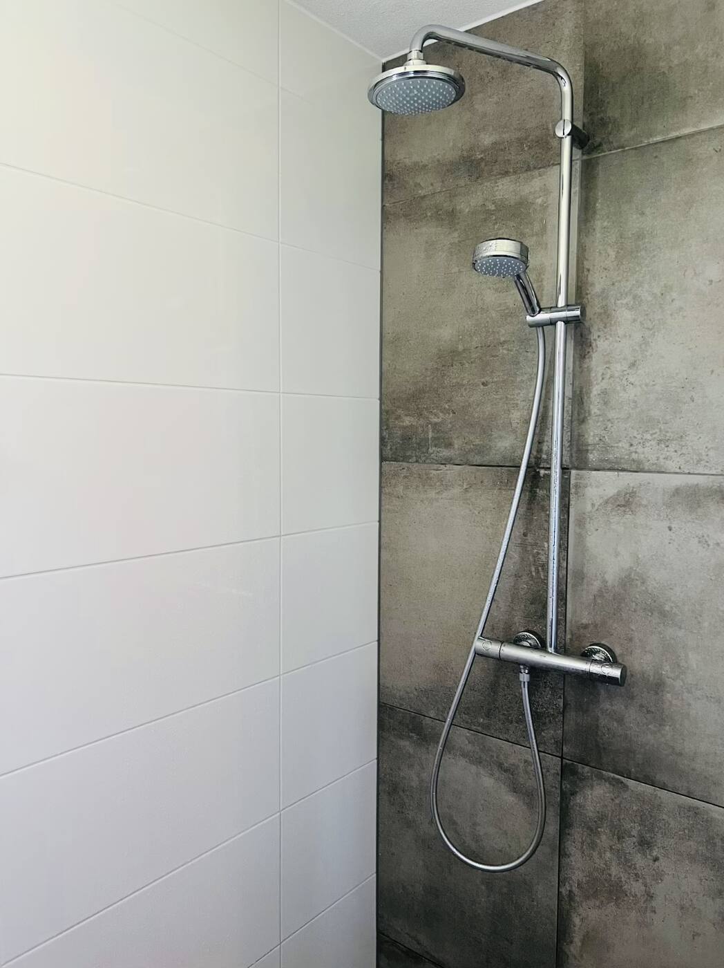 Badkamer beneden met douche