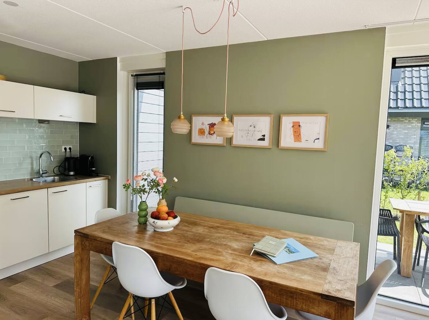 Lange houten eettafel naast de keuken