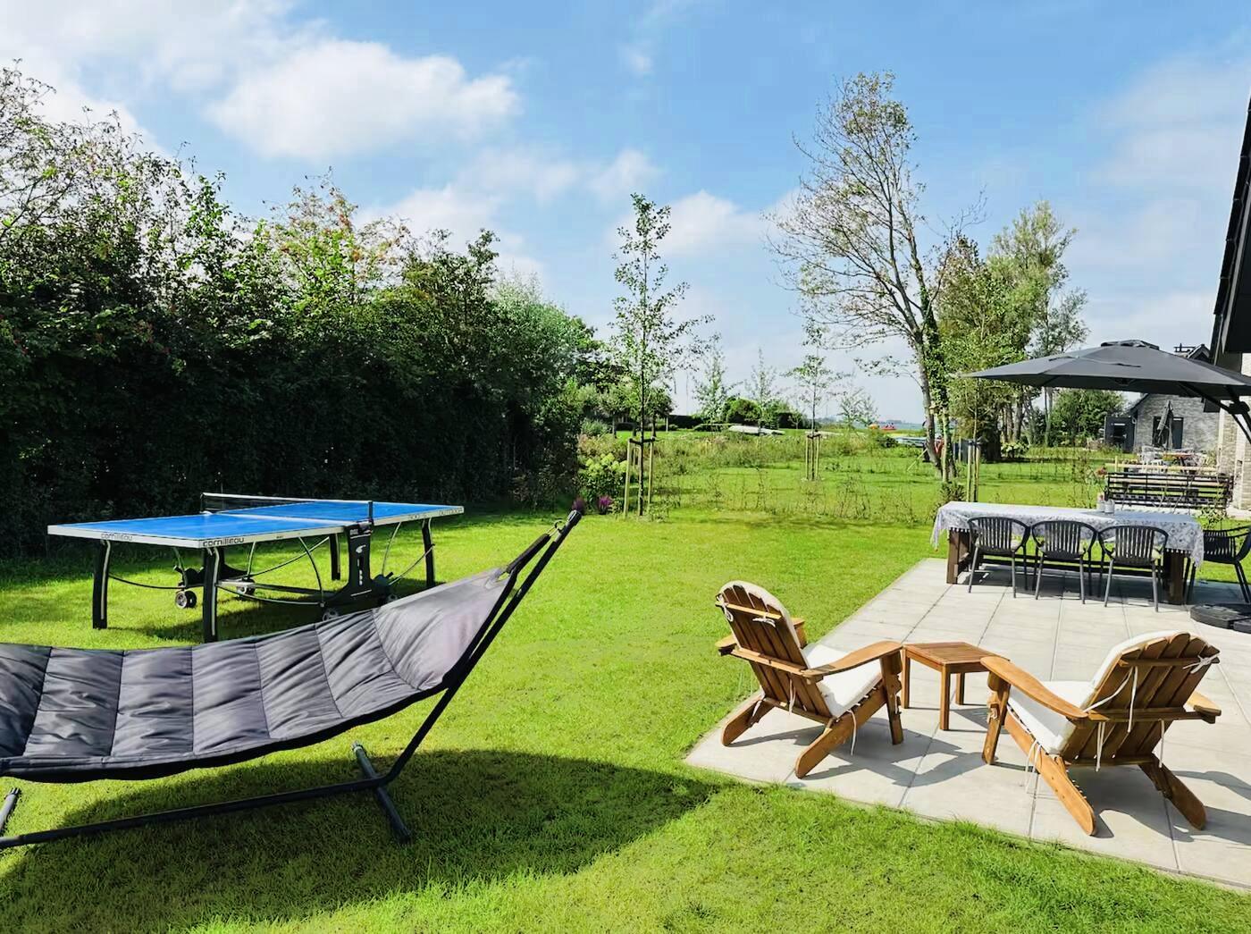 Hangmat en pingpongtafel in de tuin