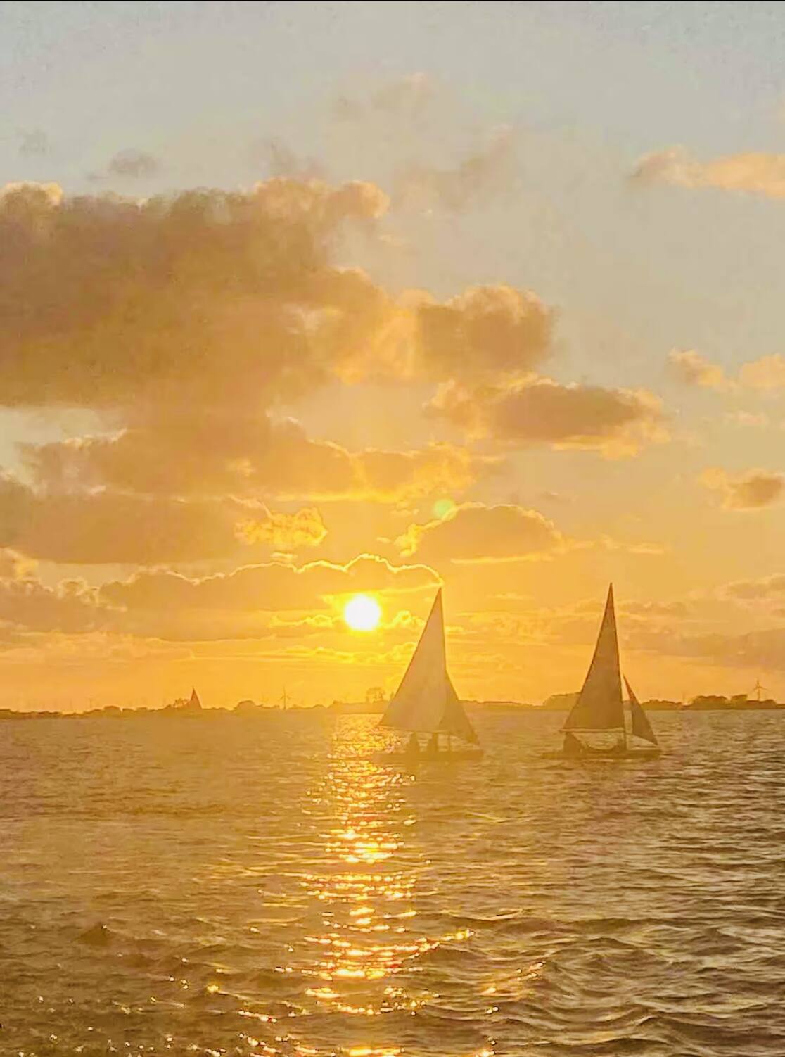 Zonsondergang boven de Fluessen met zeilboten