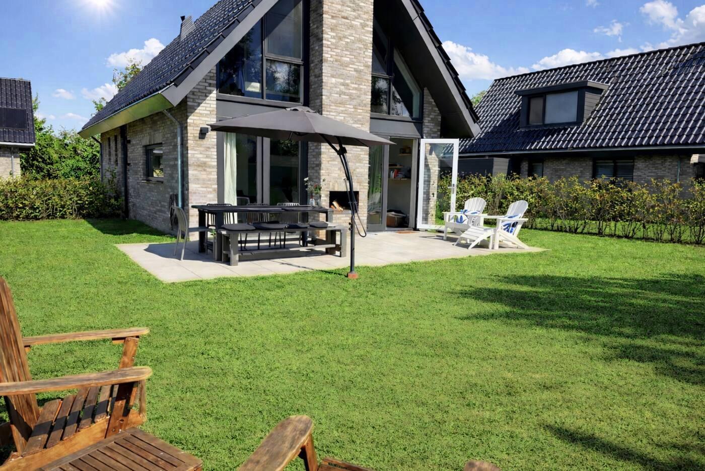 Het huis gezien vanuit de tuin