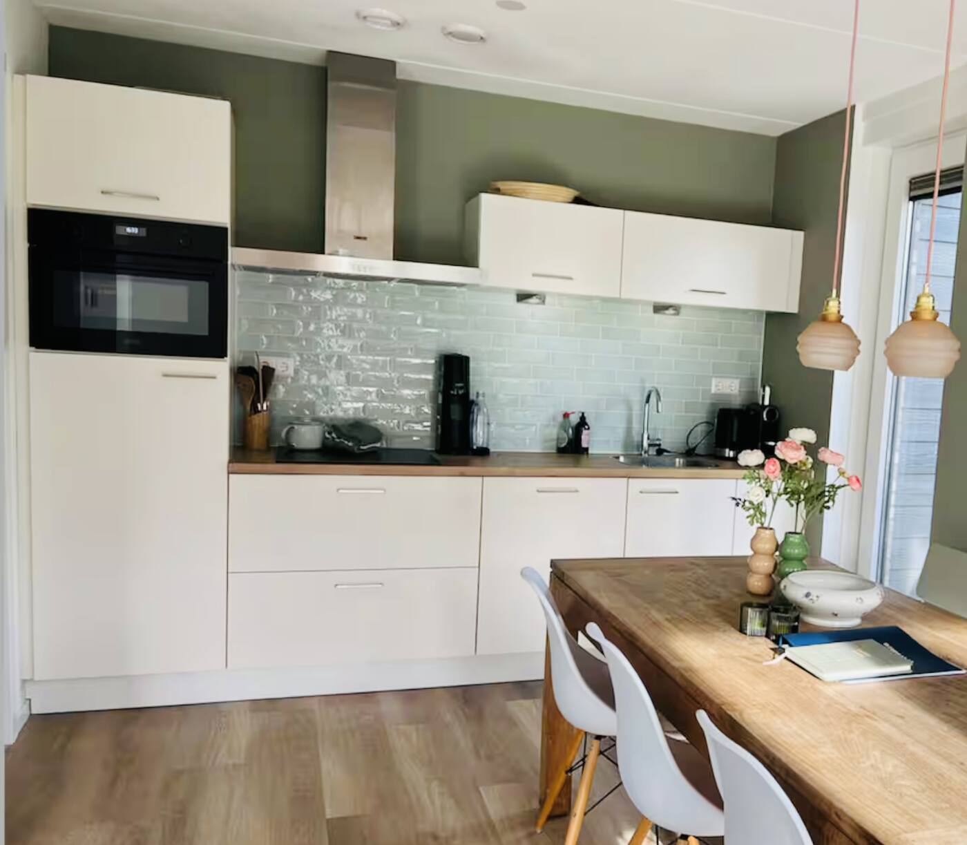 Keuken met inductie, combi-oven/magnetron en vaatwasser