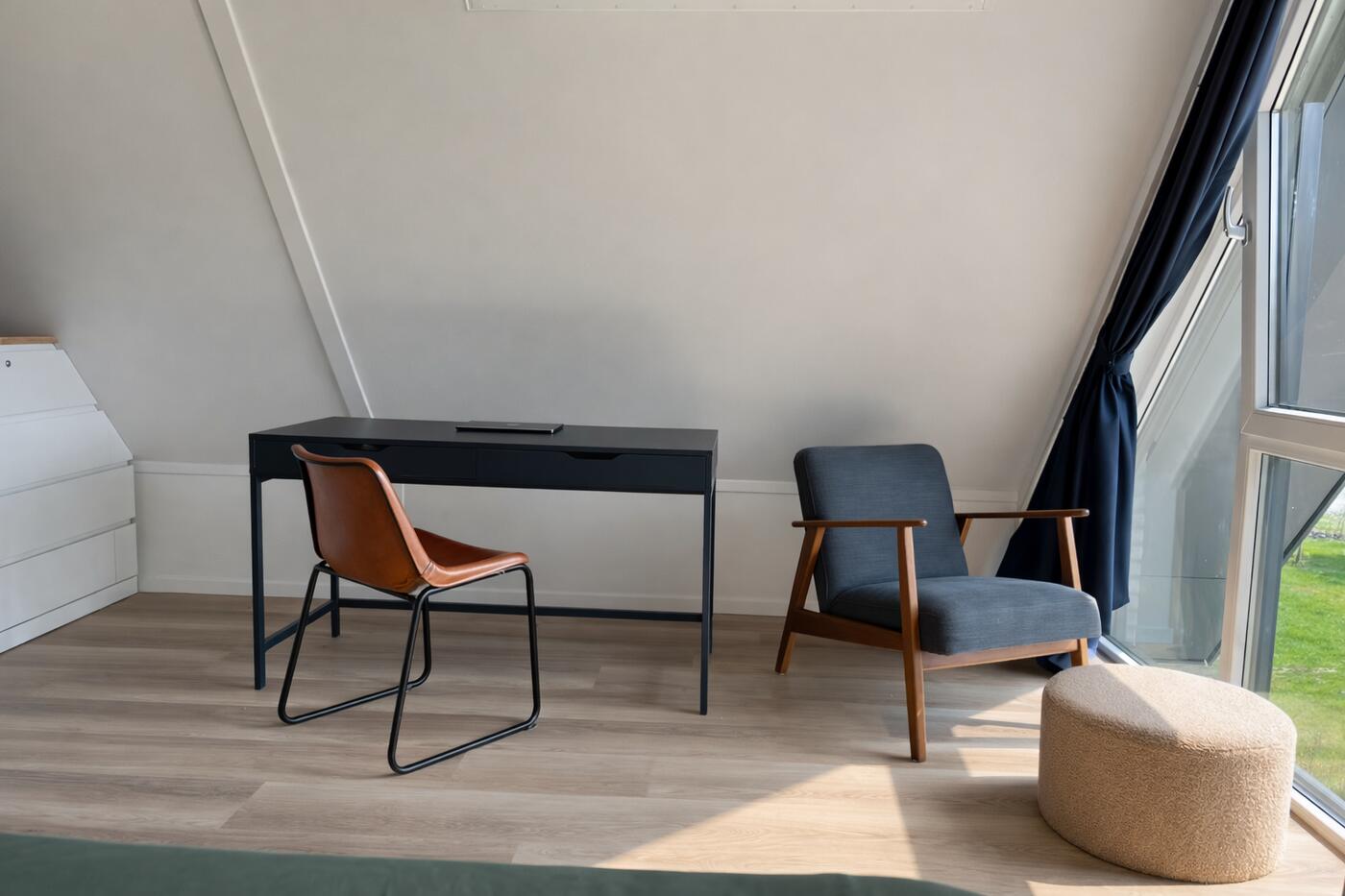 Werkplek met bureau en fauteuil in de masterbedroom