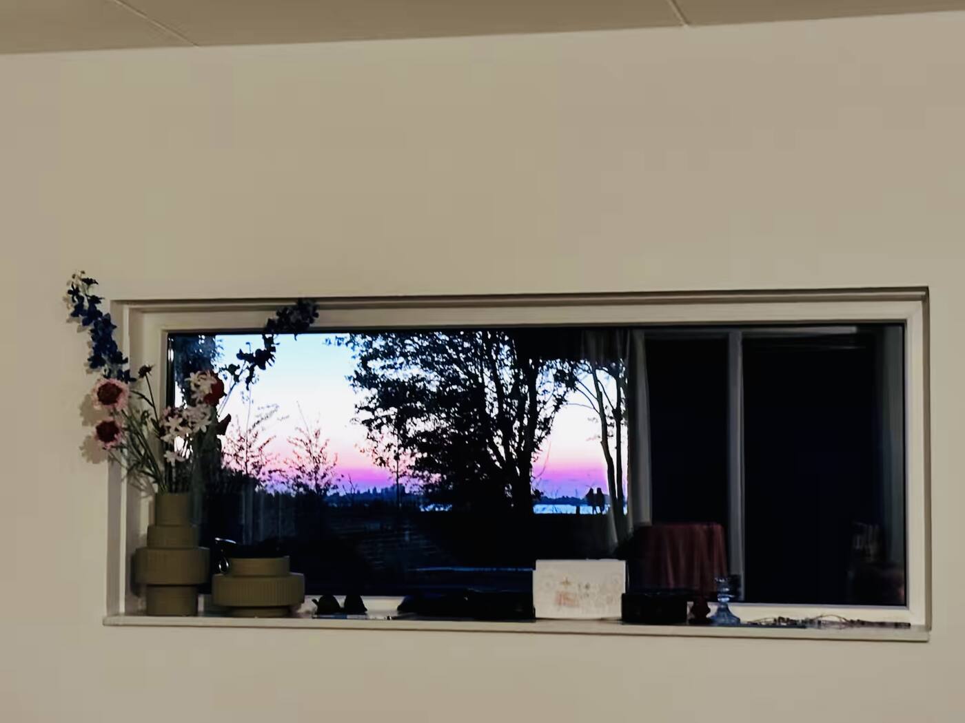 Raam met uitzicht op de zonsondergang
