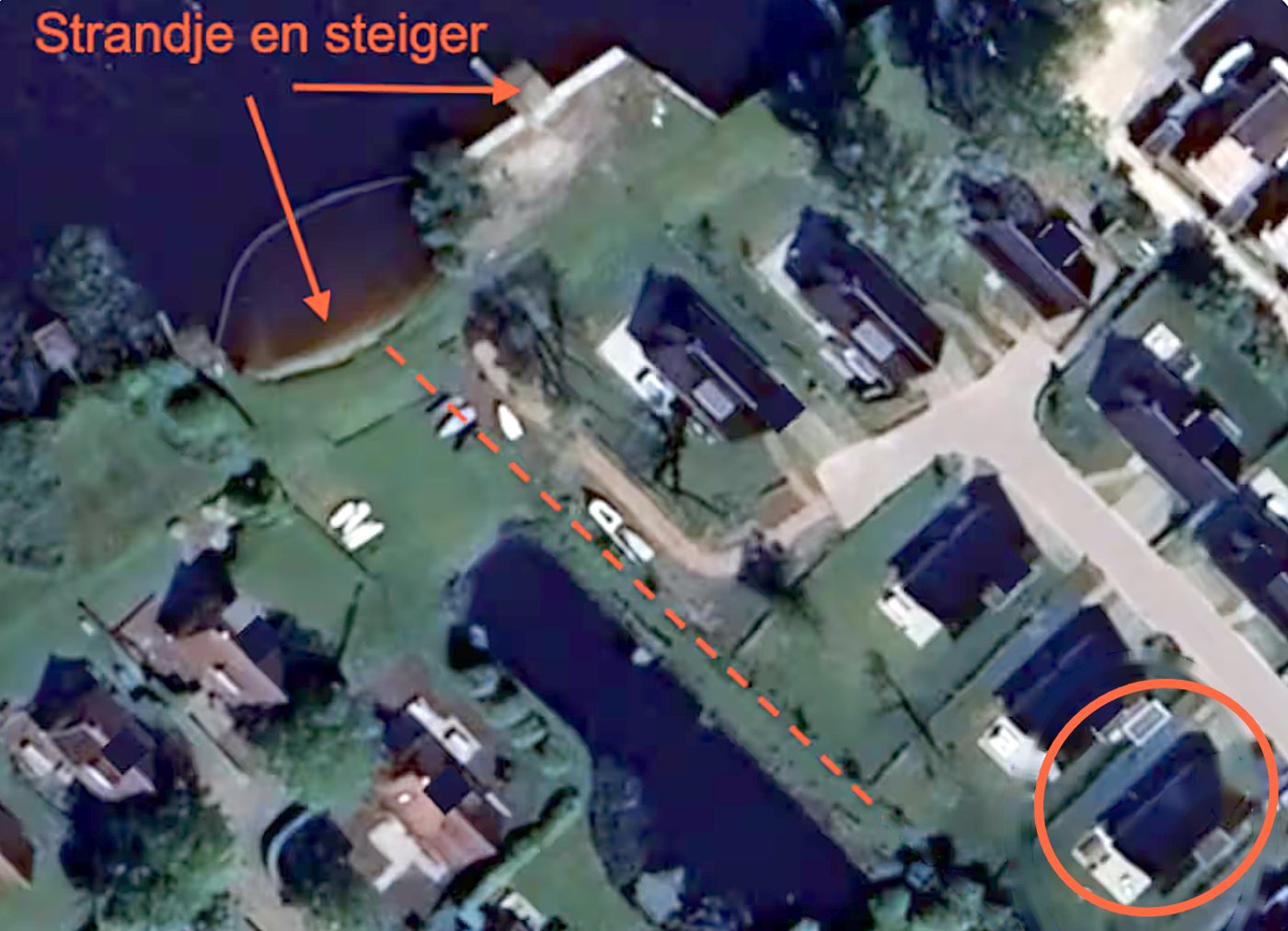 Luchtfoto met de route van het huis naar het strandje en de steiger