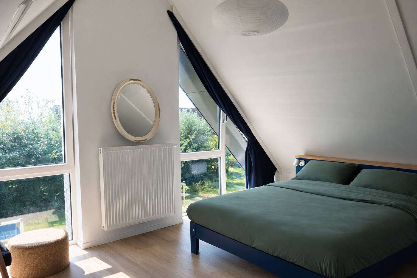 Masterbedroom boven met tweepersoonsbed