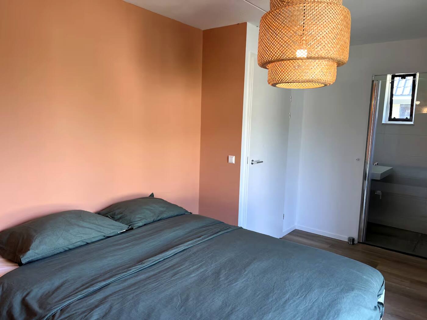 Slaapkamer beneden met terracotta muur