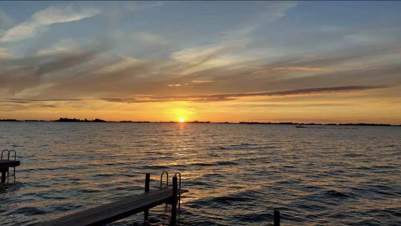 Zonsondergang boven de Fluessen vanaf de steiger