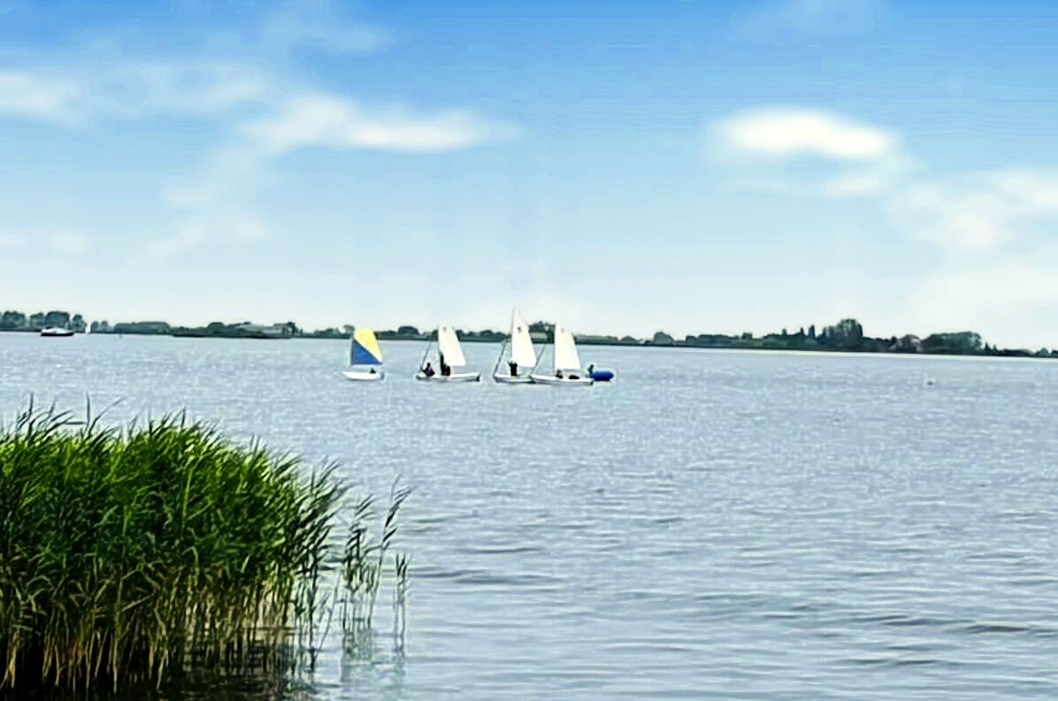 Kinderen in Optimisten op de Fluessen