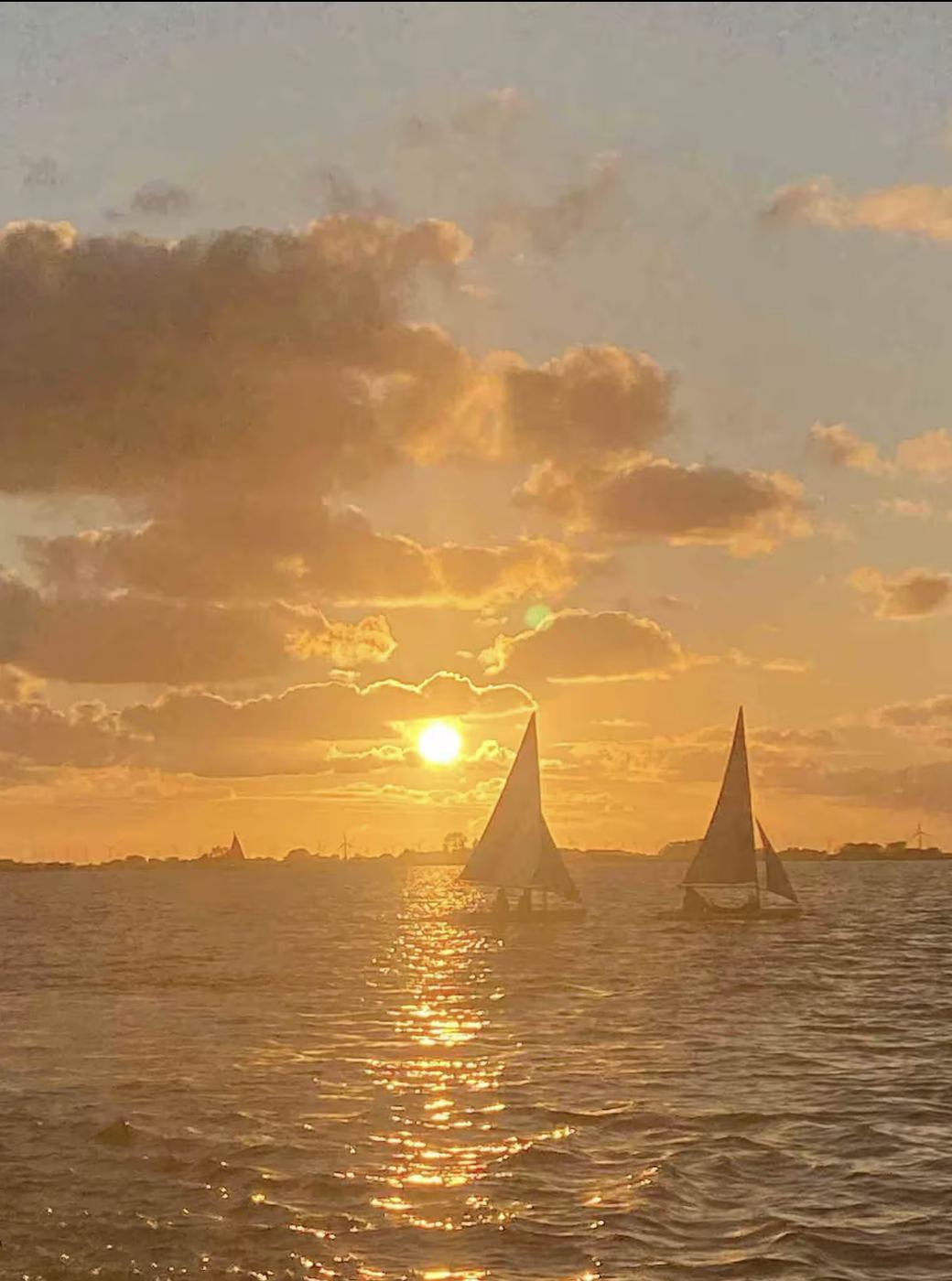 Zeilboten in het avondlicht op de Fluessen